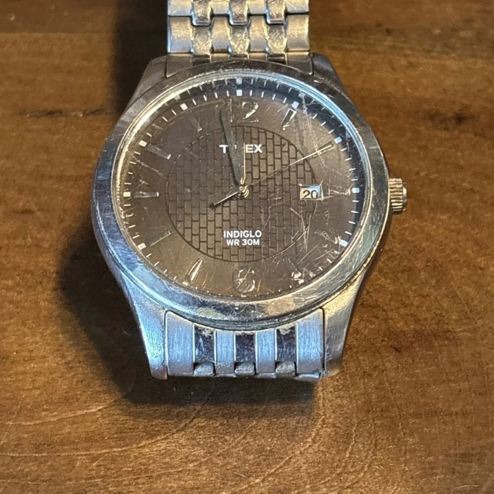 VTG Timex Indiglo Quartz Silver Stainless Bracelet Wrist Watch Date 30m UNTESTED